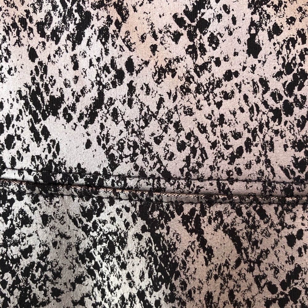 Simply Vera Vera Wang  faux leather leggings in silver snake foil print - Picture 4 of 9